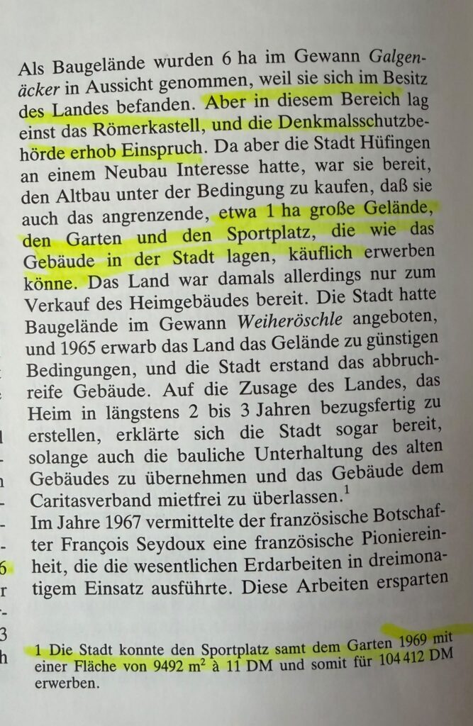 Foto aus der Chronik mit dem Text gelb angestrichen: ...etwa 1 ha große Gelände, den Garten und den Sportplatz, die wie das Gebäude in der Stadt lagen, käuflich erwerben können. Ganz unten: Die Stadt konnte den Sportplatz samt dem Garten 1969 mit einer Fläche von 9492 m² à 11 DM und somit für 104412 DM erwerben.