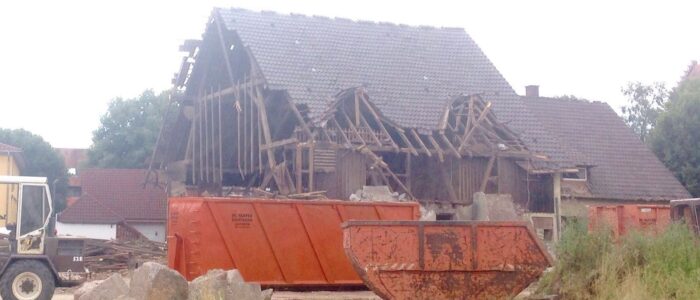 Der alte Kunze-Hof zum Teil abgebrochen mit Kontainer und Bagger davor