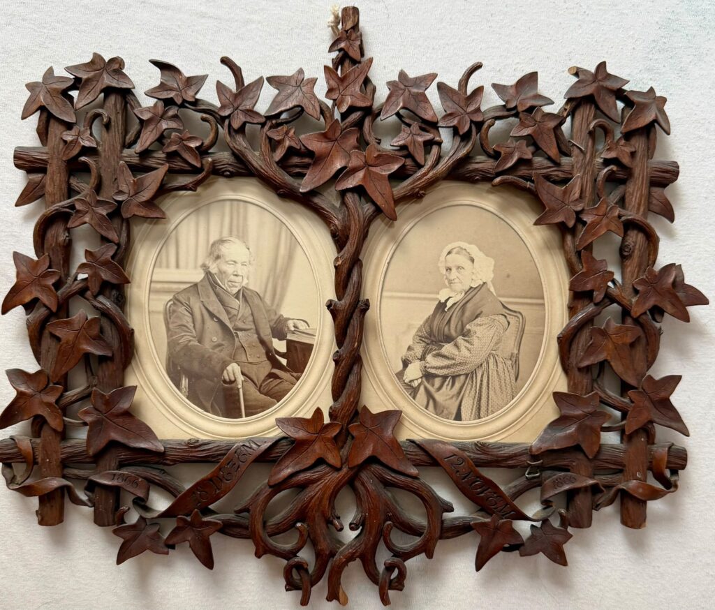 Foto von Luzian und Josepha mit kunstvoll geschnitzem Holzrahmen