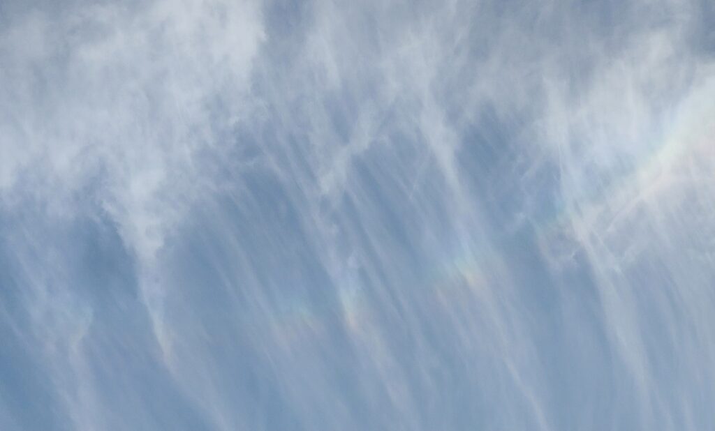 Wolken mit Schlieren und ganz schwach der bunte Bogen