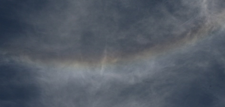 Bild vom Himmel mit Farben und Wolken und einer sichtbaren Kurve