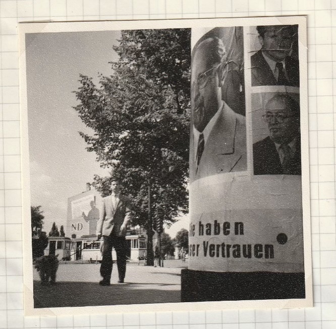 Litfaßsäule mit Plakaten