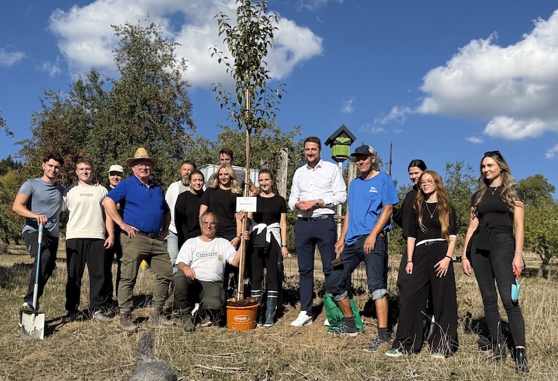 auf der Jungviehweide. Beteiligte von Sparkasse, NABU, Freunden der Natur, Michael Birk, Bürgermeister Patrick Haas und Ortsvorsteher Michael Jerg auf der Jungviehweide.