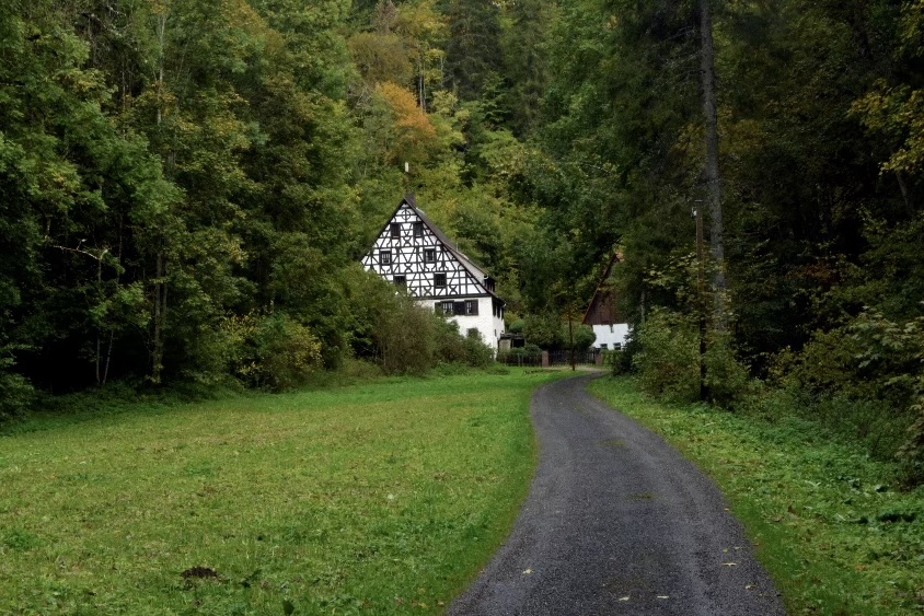 Die Eulenmühle vom Tal aus